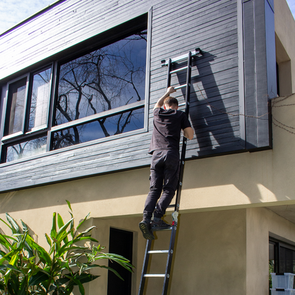 Escalera Articulada de Aluminio Negro de 16 Escalones 4,24 MTS DE ALTO